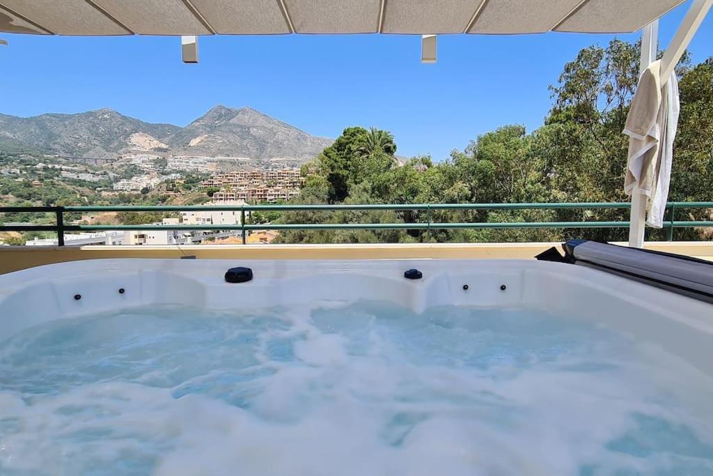 Luxury Penthouse With Sea&Mountain Views & Hot Tub - Tranquility & Rest Apartamento Benalmádena Exterior foto